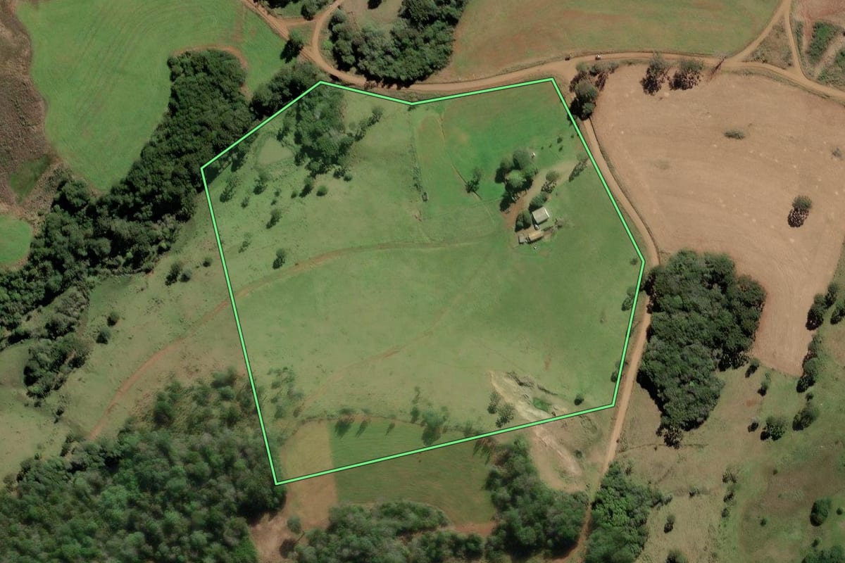 Imagem de satélite do imóvel rural em Vargem (SC), com o contorno declarado no CAR desenhado por cima.