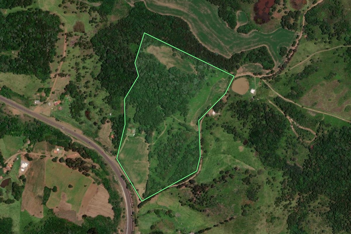 Imagem de satélite do imóvel rural em Vargem (SC), com o contorno declarado no CAR desenhado por cima.