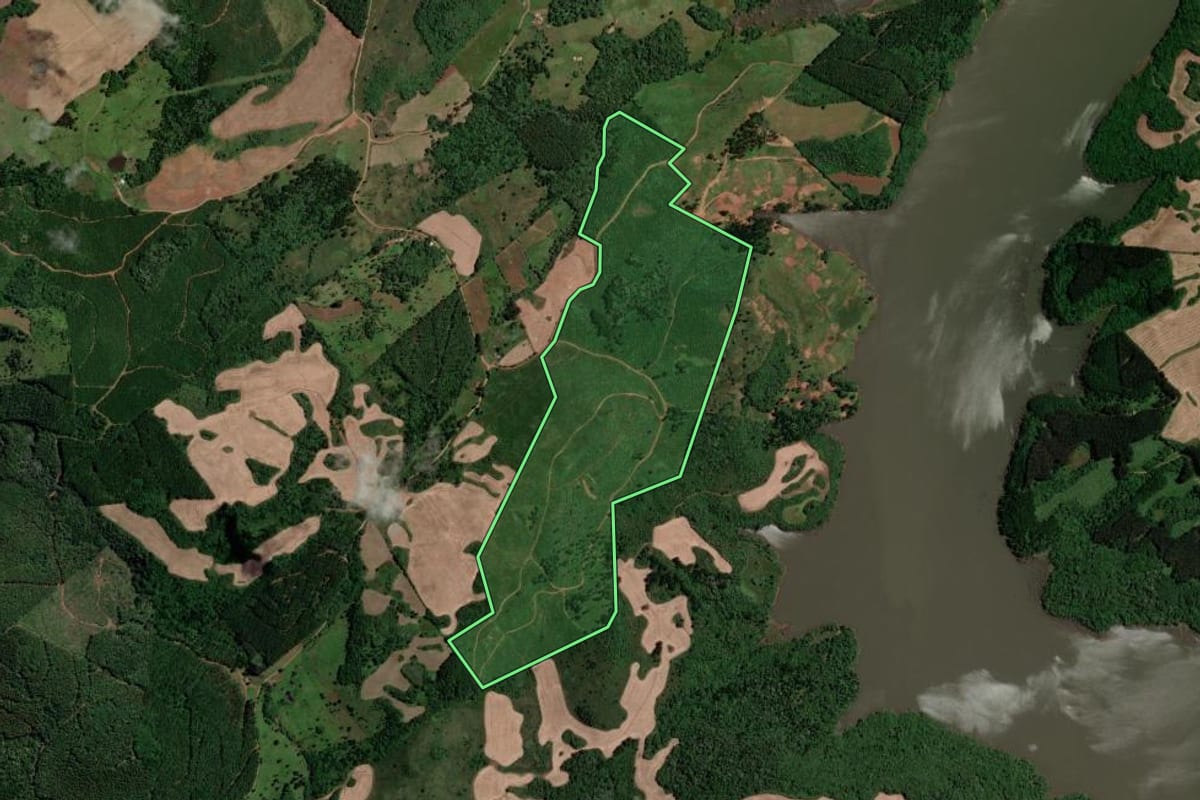 Imagem de satélite do imóvel rural em Vargem (SC), com o contorno declarado no CAR desenhado por cima.