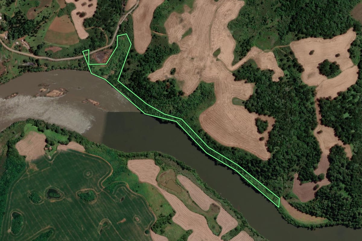Imagem de satélite do imóvel rural em Vargem (SC), com o contorno declarado no CAR desenhado por cima.