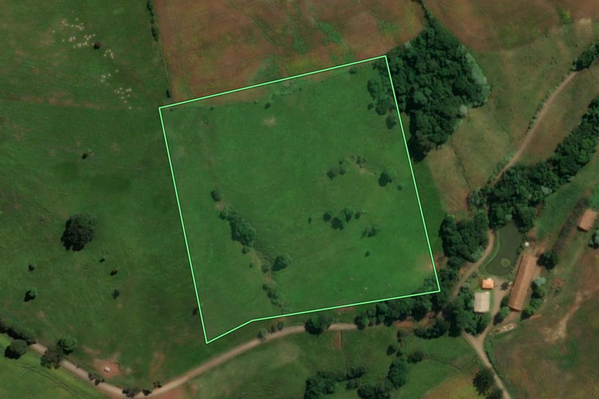 Imagem de satélite do imóvel rural em Vargem Bonita (SC), com o contorno declarado no CAR desenhado por cima.