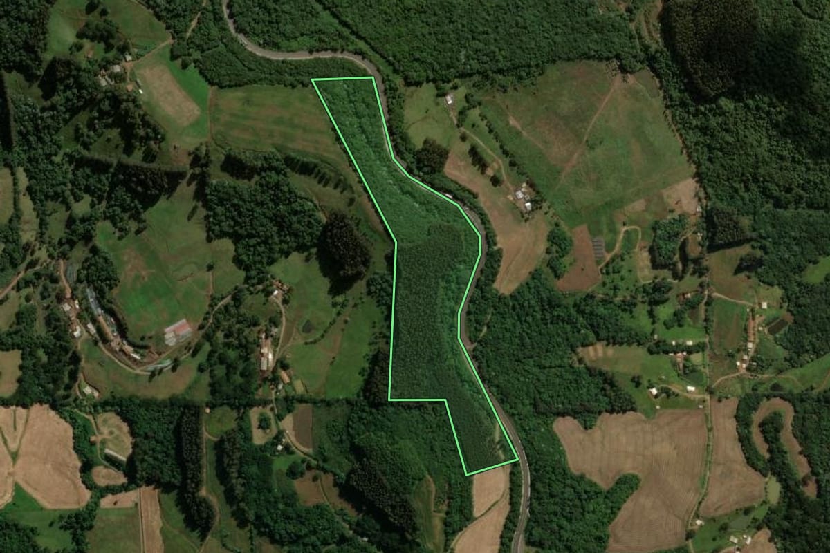 Imagem de satélite do imóvel rural em Vargem Bonita (SC), com o contorno declarado no CAR desenhado por cima.