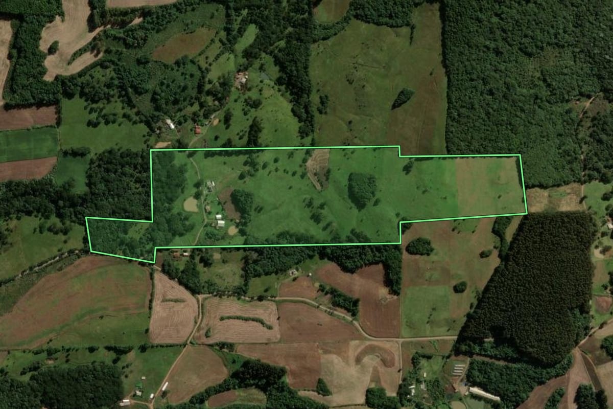 Imagem de satélite do imóvel rural em Vargem Bonita (SC), com o contorno declarado no CAR desenhado por cima.