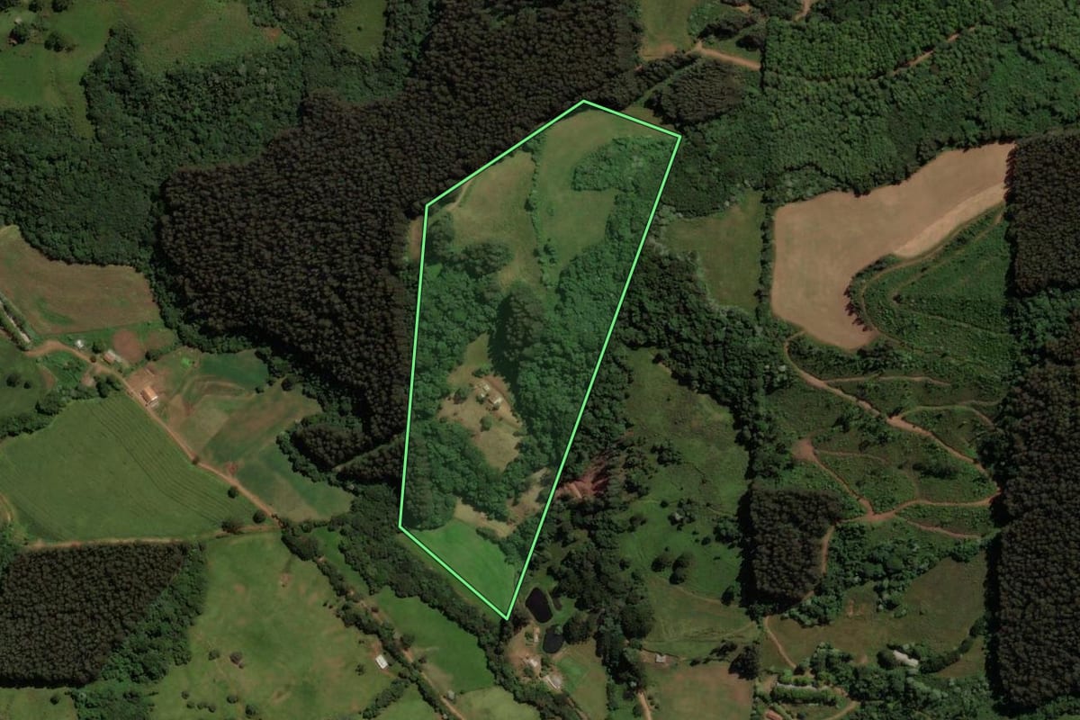 Imagem de satélite do imóvel rural em Vargem Bonita (SC), com o contorno declarado no CAR desenhado por cima.