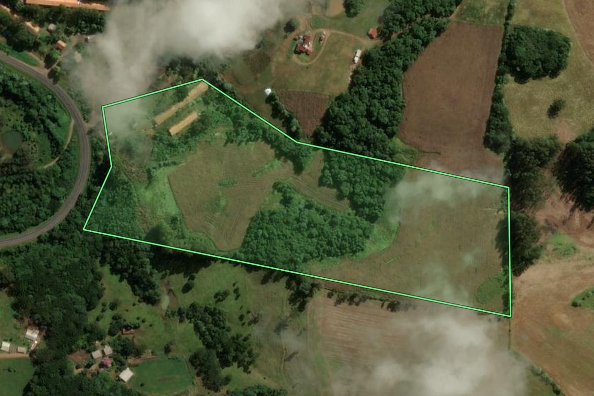 Imagem de satélite do imóvel rural em Vargem Bonita (SC), com o contorno declarado no CAR desenhado por cima.