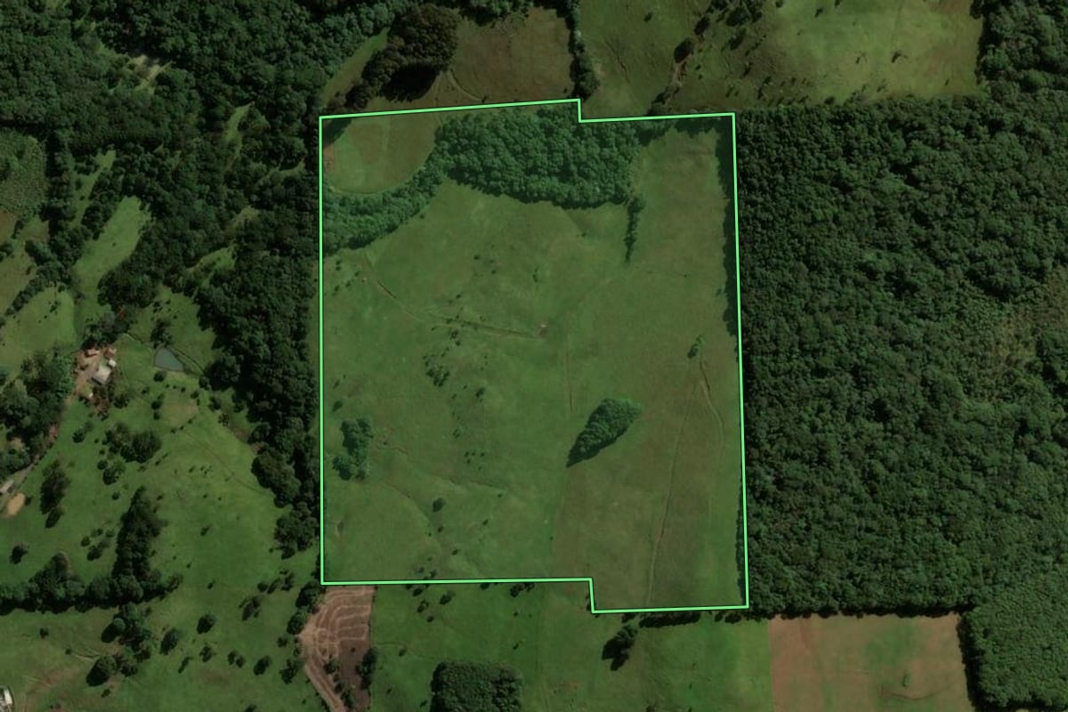 Imagem de satélite do imóvel rural em Vargem Bonita (SC), com o contorno declarado no CAR desenhado por cima.