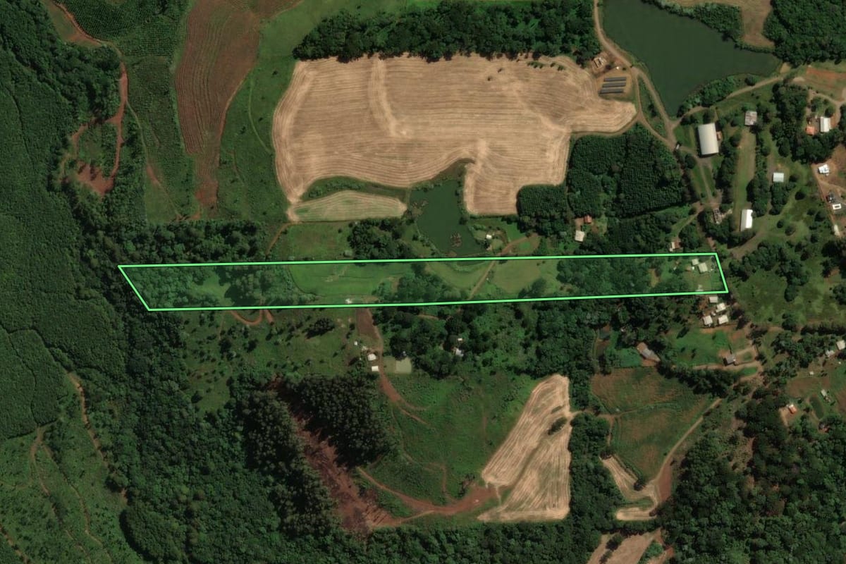 Imagem de satélite do imóvel rural em Vargem Bonita (SC), com o contorno declarado no CAR desenhado por cima.