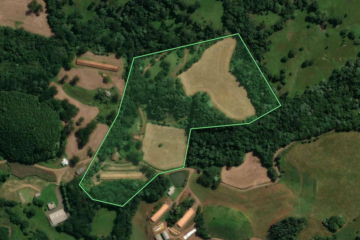 Imagem de satélite do imóvel rural em Vargem Bonita (SC), com o contorno declarado no CAR desenhado por cima.