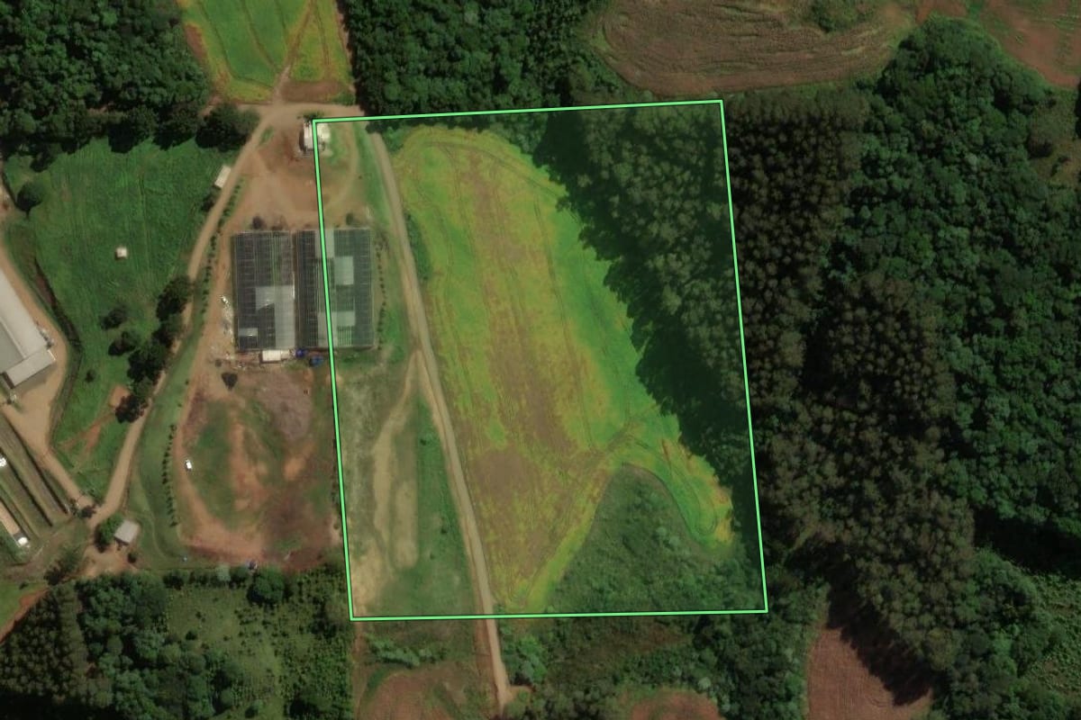 Imagem de satélite do imóvel rural em Vargem Bonita (SC), com o contorno declarado no CAR desenhado por cima.