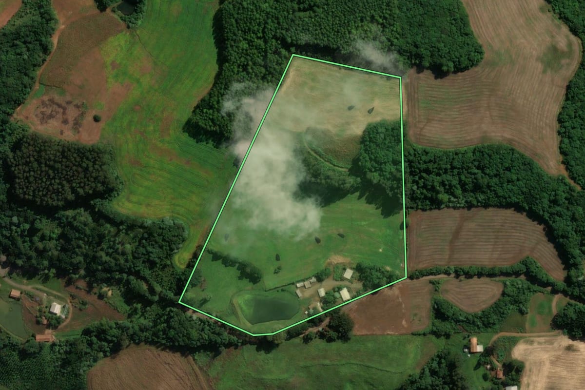 Imagem de satélite do imóvel rural em Vargem Bonita (SC), com o contorno declarado no CAR desenhado por cima.