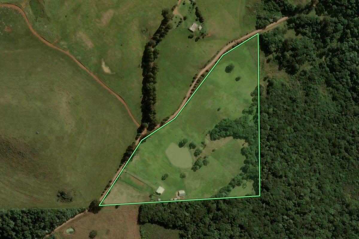 Imagem de satélite do imóvel rural em Vargem Bonita (SC), com o contorno declarado no CAR desenhado por cima.