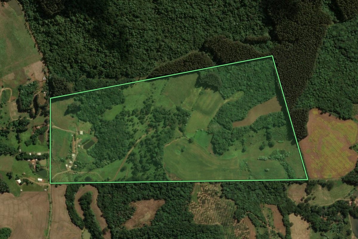 Imagem de satélite do imóvel rural em Vargem Bonita (SC), com o contorno declarado no CAR desenhado por cima.