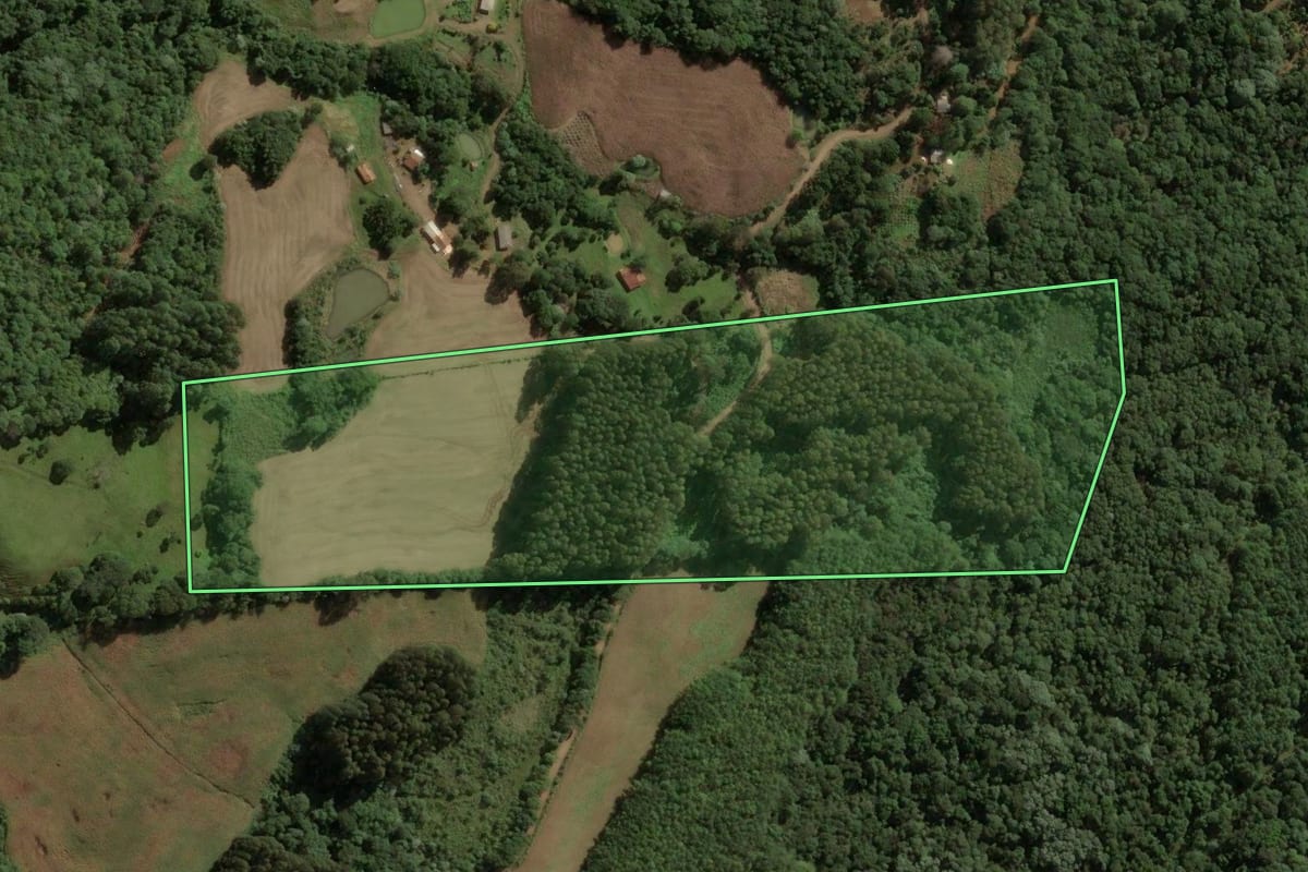 Imagem de satélite do imóvel rural em Vargem Bonita (SC), com o contorno declarado no CAR desenhado por cima.