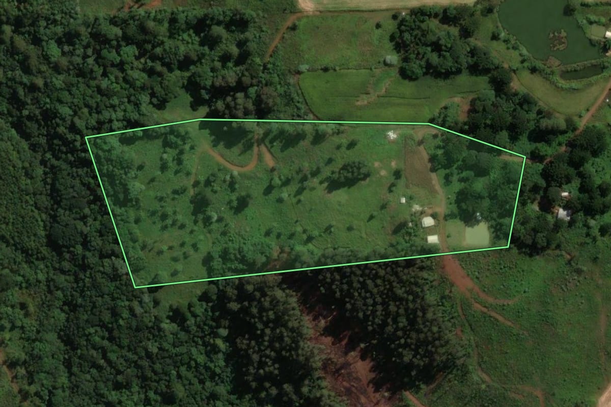 Imagem de satélite do imóvel rural em Vargem Bonita (SC), com o contorno declarado no CAR desenhado por cima.