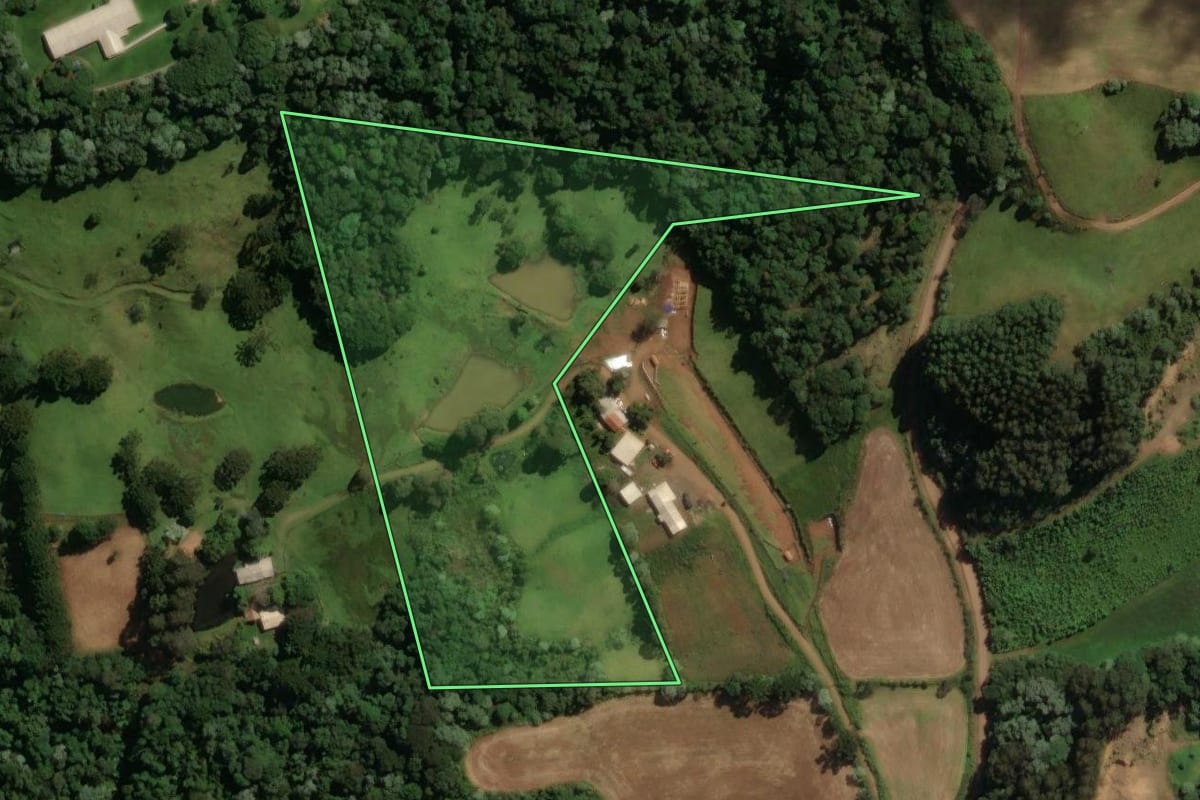 Imagem de satélite do imóvel rural em Vargem Bonita (SC), com o contorno declarado no CAR desenhado por cima.