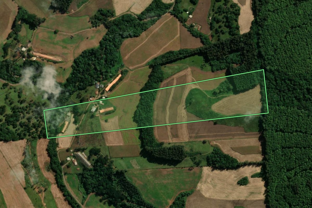 Imagem de satélite do imóvel rural em Vargem Bonita (SC), com o contorno declarado no CAR desenhado por cima.