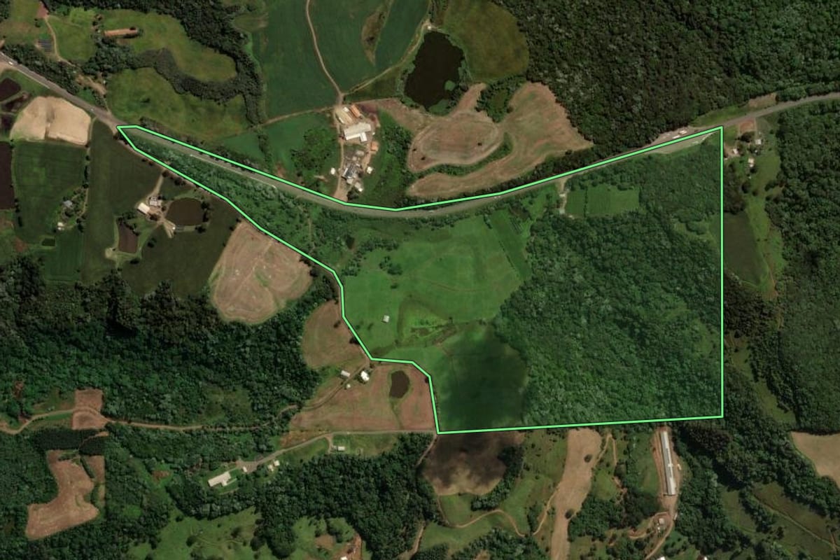 Imagem de satélite do imóvel rural em Vargem Bonita (SC), com o contorno declarado no CAR desenhado por cima.