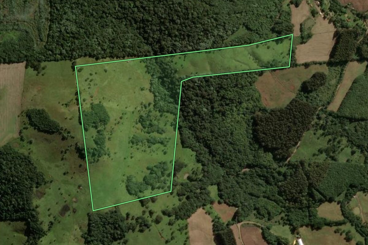 Imagem de satélite do imóvel rural em Vargem Bonita (SC), com o contorno declarado no CAR desenhado por cima.