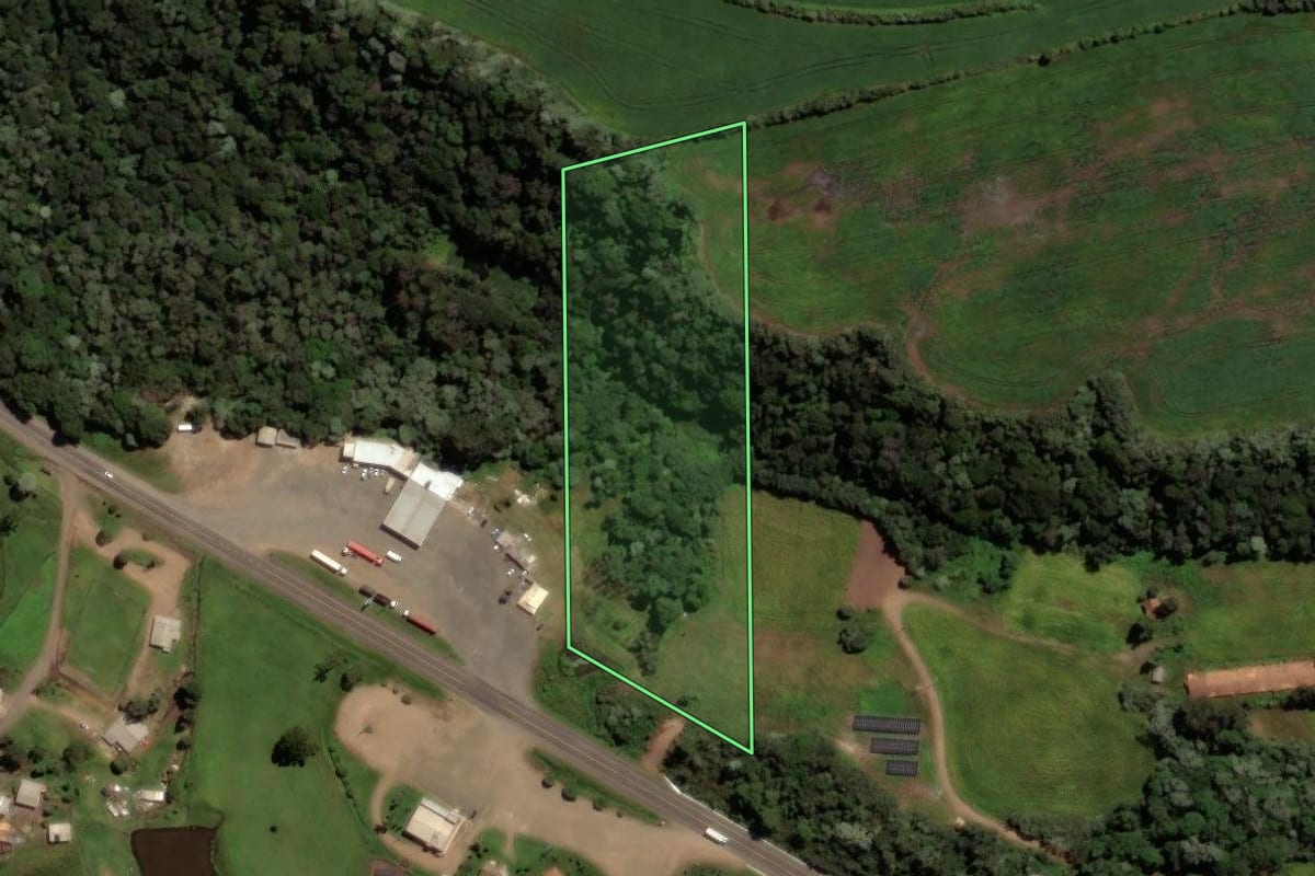 Imagem de satélite do imóvel rural em Vargem Bonita (SC), com o contorno declarado no CAR desenhado por cima.