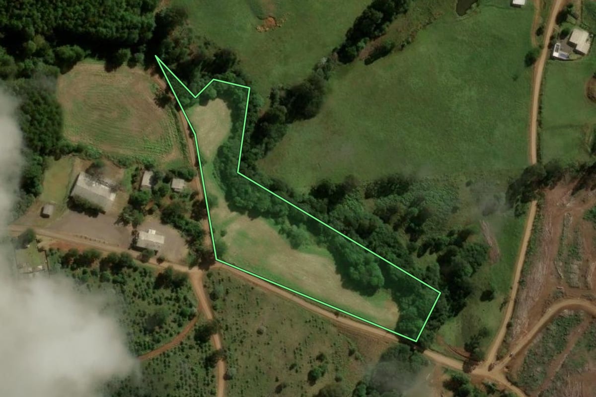 Imagem de satélite do imóvel rural em Vargem Bonita (SC), com o contorno declarado no CAR desenhado por cima.