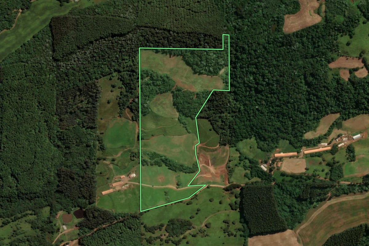 Imagem de satélite do imóvel rural em Vargem Bonita (SC), com o contorno declarado no CAR desenhado por cima.