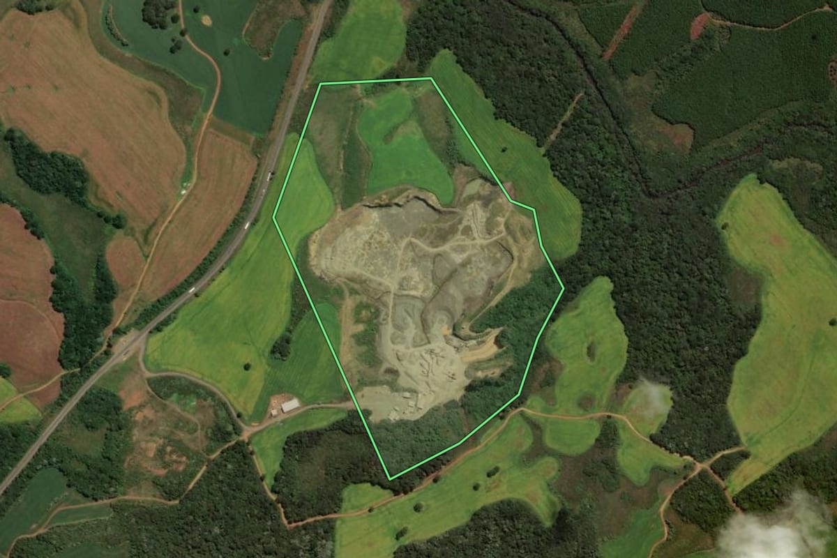 Imagem de satélite do imóvel rural em Vargem Bonita (SC), com o contorno declarado no CAR desenhado por cima.