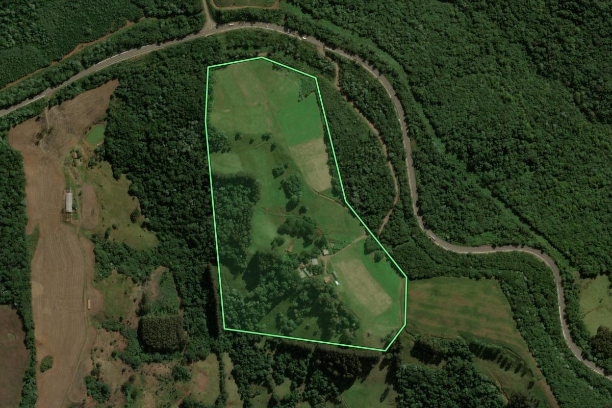 Imagem de satélite do imóvel rural em Vargem Bonita (SC), com o contorno declarado no CAR desenhado por cima.