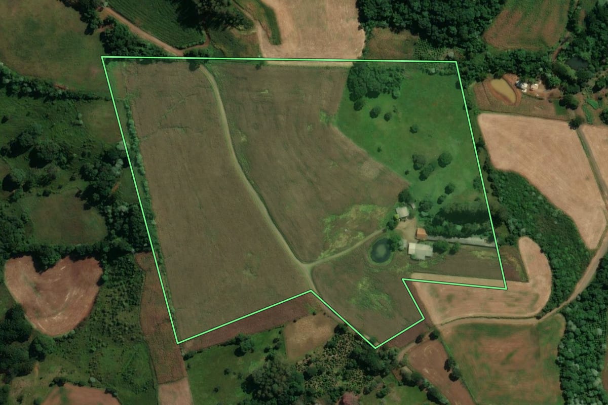 Imagem de satélite do imóvel rural em Vargem Bonita (SC), com o contorno declarado no CAR desenhado por cima.