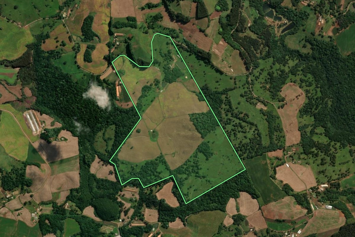Imagem de satélite do imóvel rural em Vargem Bonita (SC), com o contorno declarado no CAR desenhado por cima.