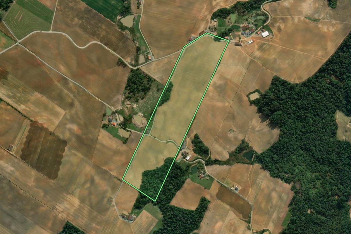 Imagem de satélite do imóvel rural em Vidal Ramos (SC), com o contorno declarado no CAR desenhado por cima.