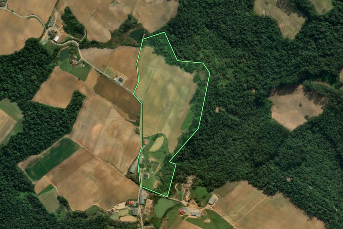 Imagem de satélite do imóvel rural em Vidal Ramos (SC), com o contorno declarado no CAR desenhado por cima.