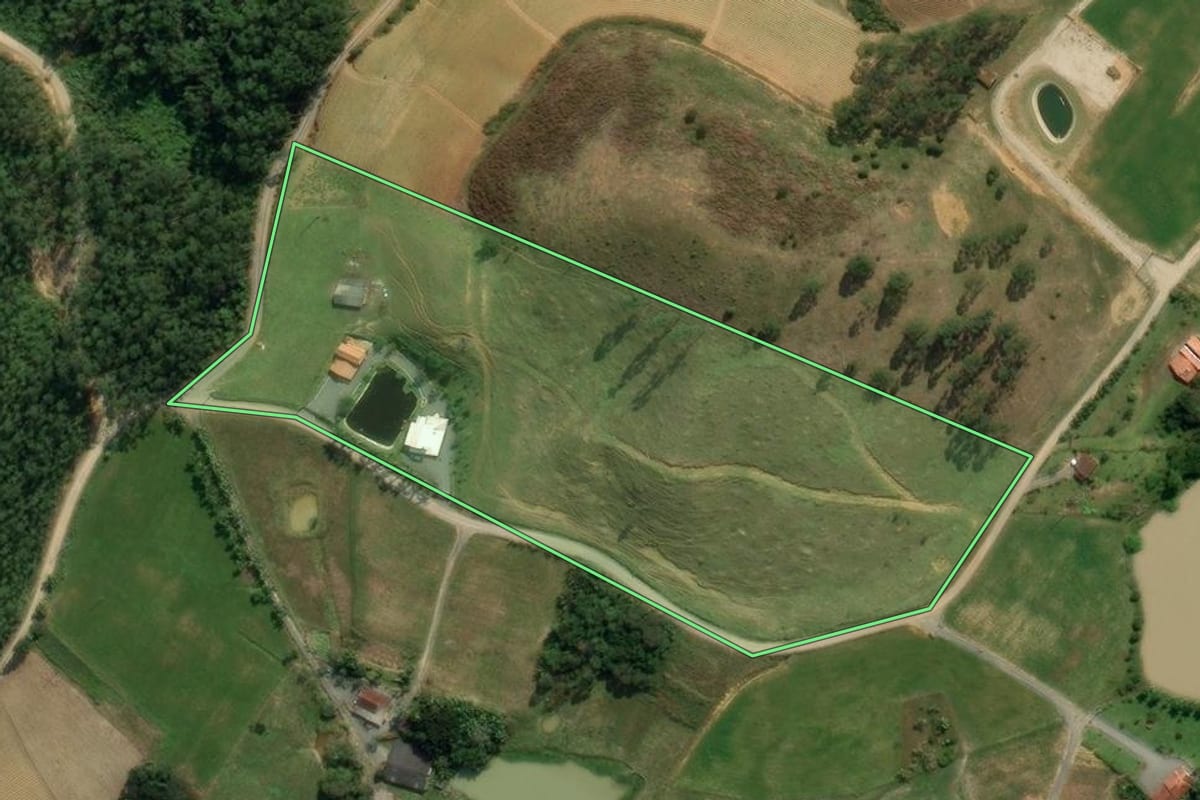 Imagem de satélite do imóvel rural em Vidal Ramos (SC), com o contorno declarado no CAR desenhado por cima.