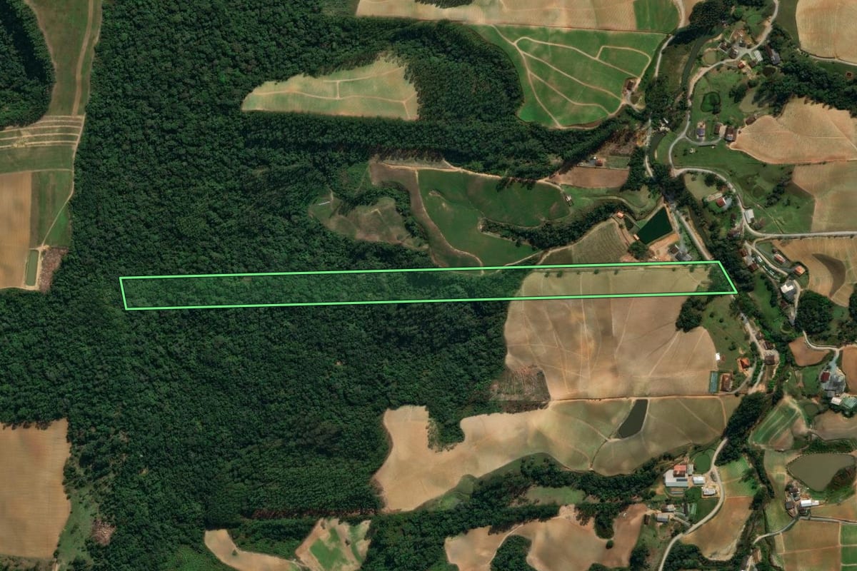 Imagem de satélite do imóvel rural em Vidal Ramos (SC), com o contorno declarado no CAR desenhado por cima.
