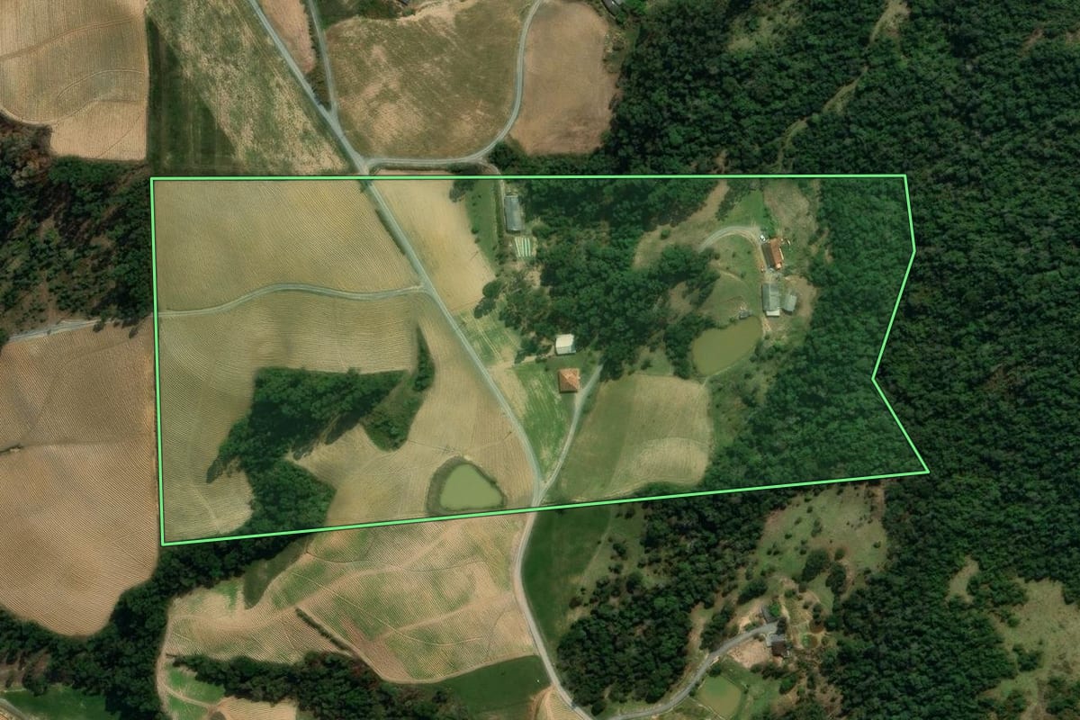 Imagem de satélite do imóvel rural em Vidal Ramos (SC), com o contorno declarado no CAR desenhado por cima.