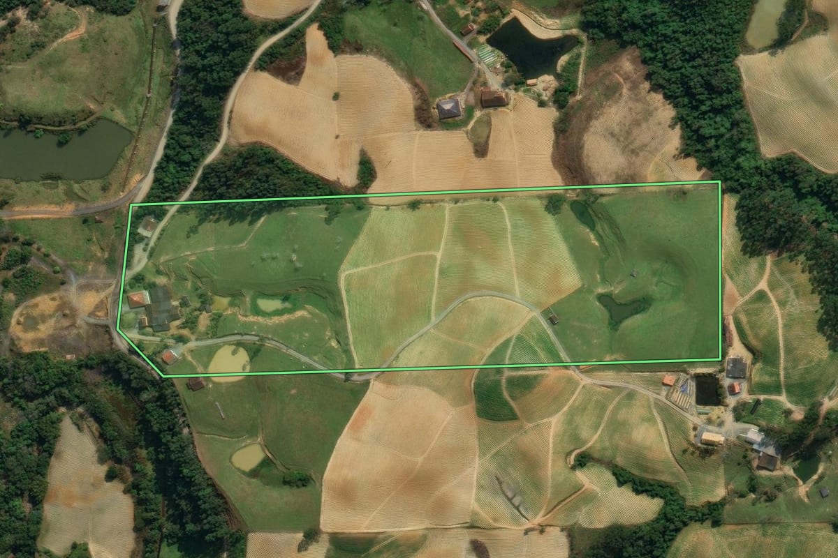 Imagem de satélite do imóvel rural em Vidal Ramos (SC), com o contorno declarado no CAR desenhado por cima.