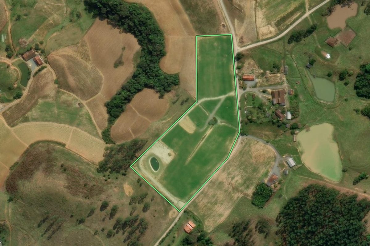 Imagem de satélite do imóvel rural em Vidal Ramos (SC), com o contorno declarado no CAR desenhado por cima.
