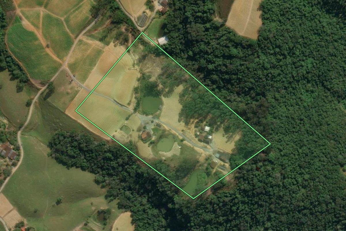Imagem de satélite do imóvel rural em Vidal Ramos (SC), com o contorno declarado no CAR desenhado por cima.