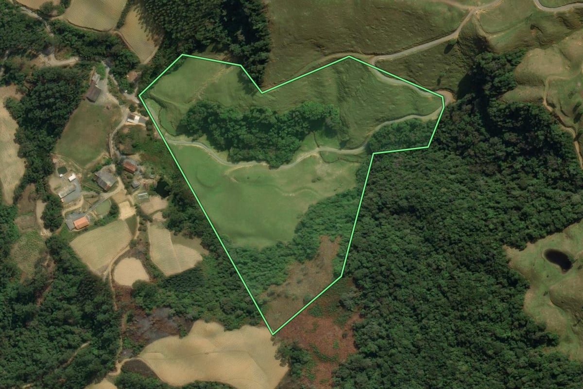 Imagem de satélite do imóvel rural em Vidal Ramos (SC), com o contorno declarado no CAR desenhado por cima.