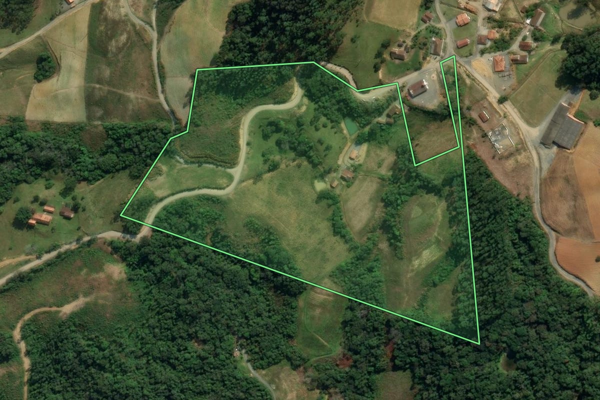 Imagem de satélite do imóvel rural em Vidal Ramos (SC), com o contorno declarado no CAR desenhado por cima.