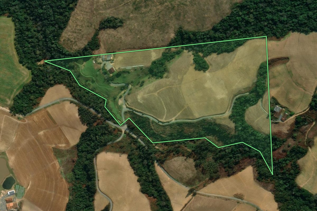 Imagem de satélite do imóvel rural em Vidal Ramos (SC), com o contorno declarado no CAR desenhado por cima.