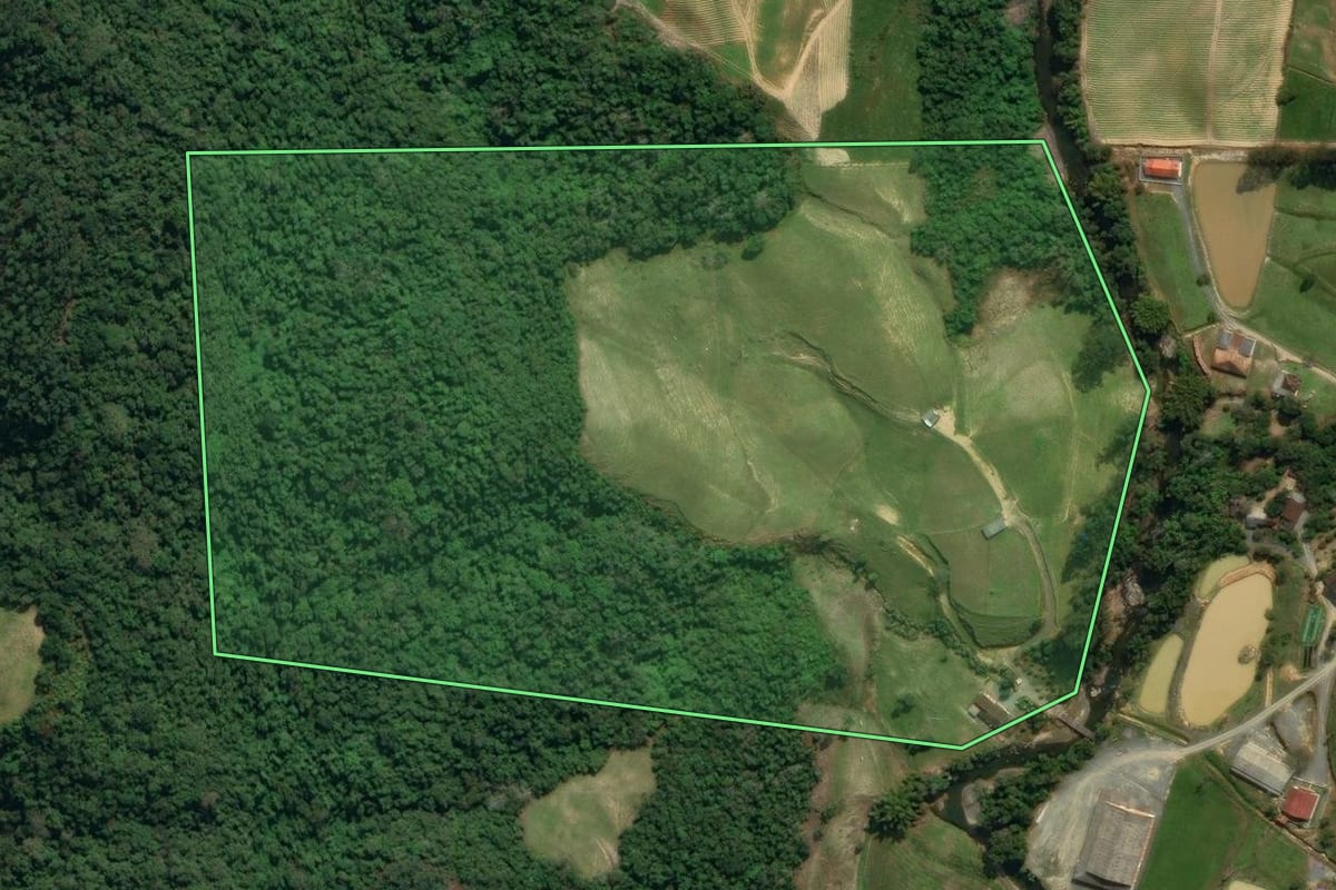 Imagem de satélite do imóvel rural em Vidal Ramos (SC), com o contorno declarado no CAR desenhado por cima.