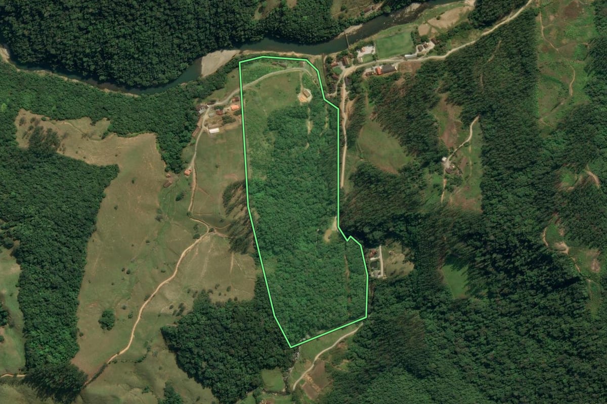Imagem de satélite do imóvel rural em Vidal Ramos (SC), com o contorno declarado no CAR desenhado por cima.