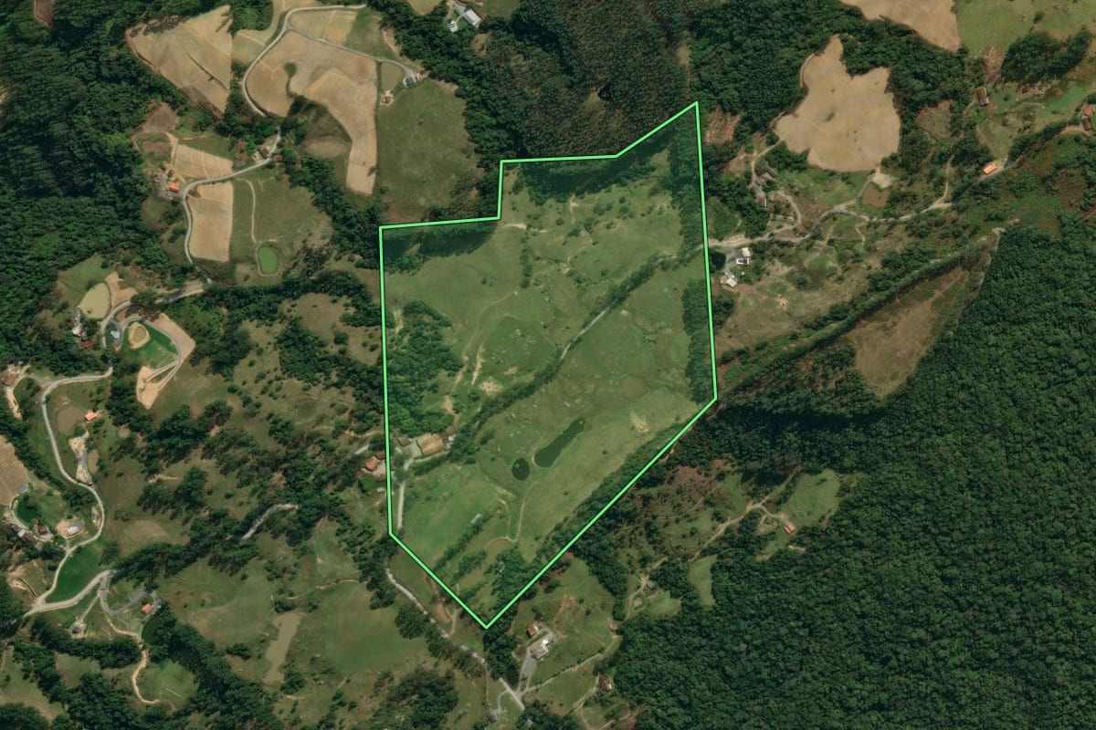 Imagem de satélite do imóvel rural em Vidal Ramos (SC), com o contorno declarado no CAR desenhado por cima.