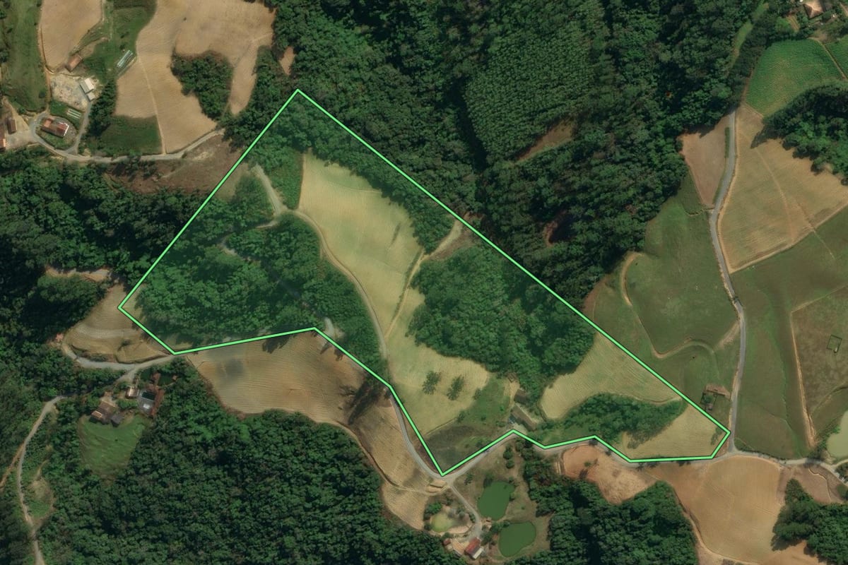Imagem de satélite do imóvel rural em Vidal Ramos (SC), com o contorno declarado no CAR desenhado por cima.