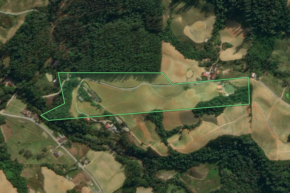 Imagem de satélite do imóvel rural em Vidal Ramos (SC), com o contorno declarado no CAR desenhado por cima.