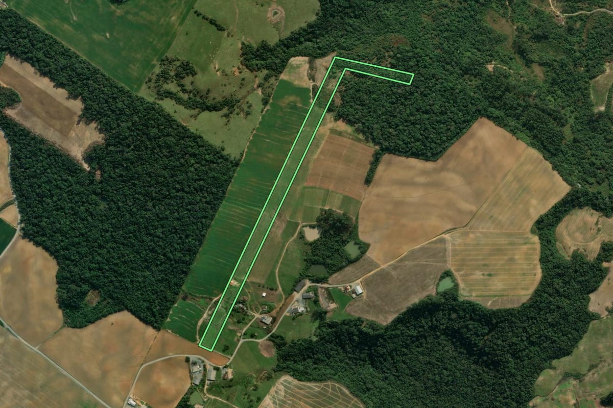 Imagem de satélite do imóvel rural em Vidal Ramos (SC), com o contorno declarado no CAR desenhado por cima.