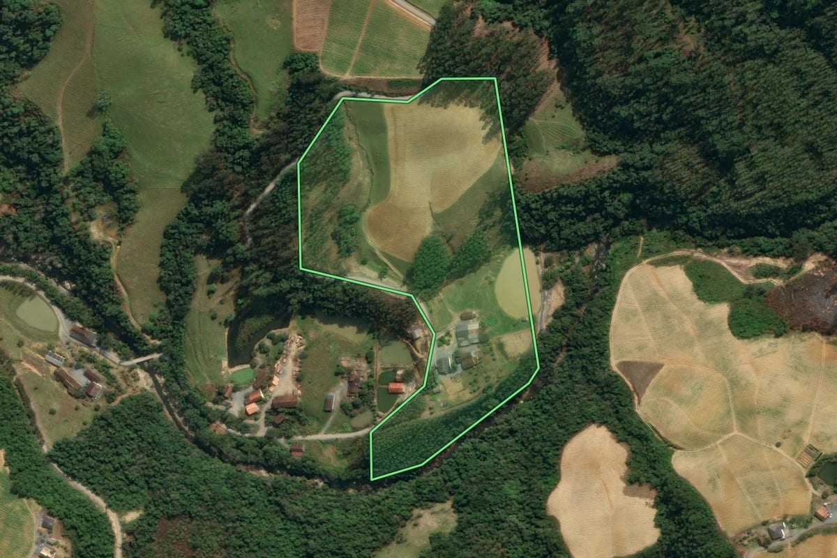 Imagem de satélite do imóvel rural em Vidal Ramos (SC), com o contorno declarado no CAR desenhado por cima.