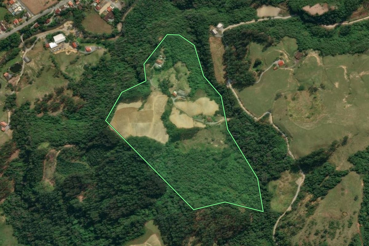 Imagem de satélite do imóvel rural em Vidal Ramos (SC), com o contorno declarado no CAR desenhado por cima.