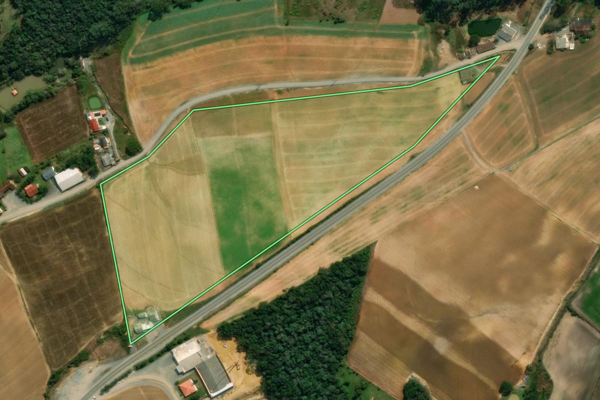 Imagem de satélite do imóvel rural em Vidal Ramos (SC), com o contorno declarado no CAR desenhado por cima.