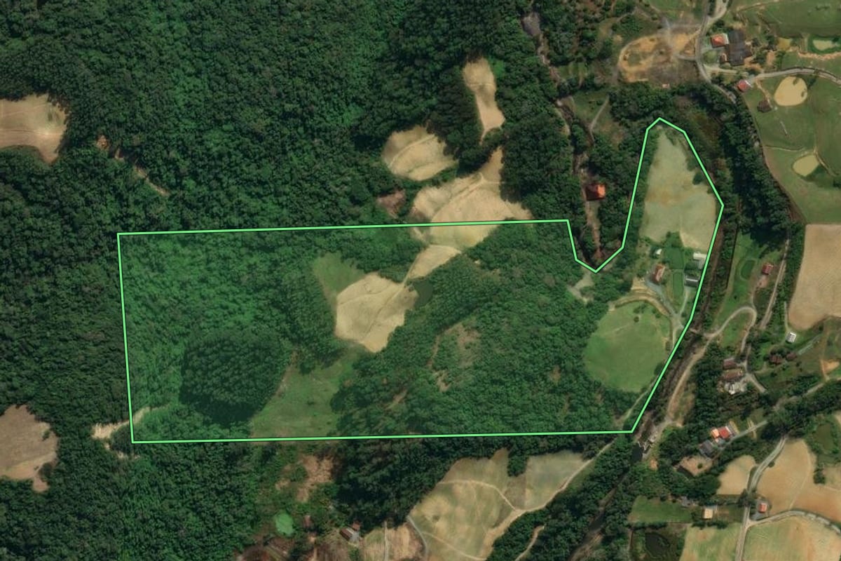 Imagem de satélite do imóvel rural em Vidal Ramos (SC), com o contorno declarado no CAR desenhado por cima.
